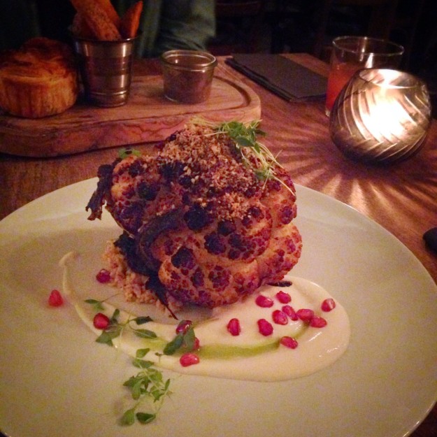 Geroesteter Blumenkohl auf Bulgur mit Hanfsamen-Dukkha Geroesteter Blumenkohl auf Bulgur mit Hanfsamen-Dukkha