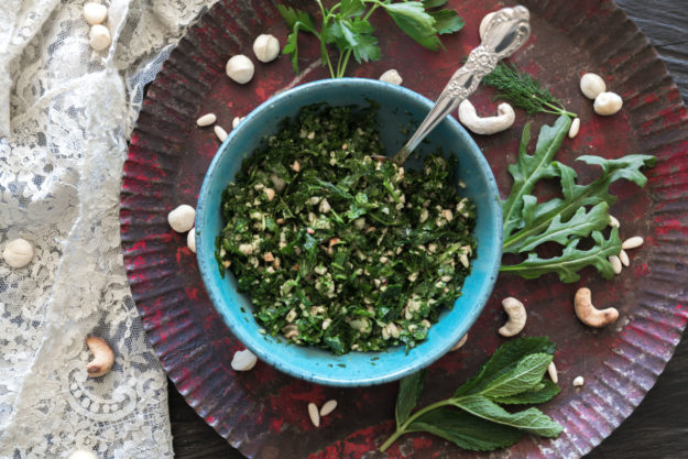 Kraeuter-Salat-mit-Nuessen Kraeuter-Salat-mit-Nuessen