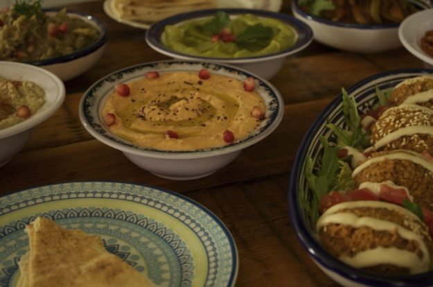 Prall gedeckter Mezze-Tisch