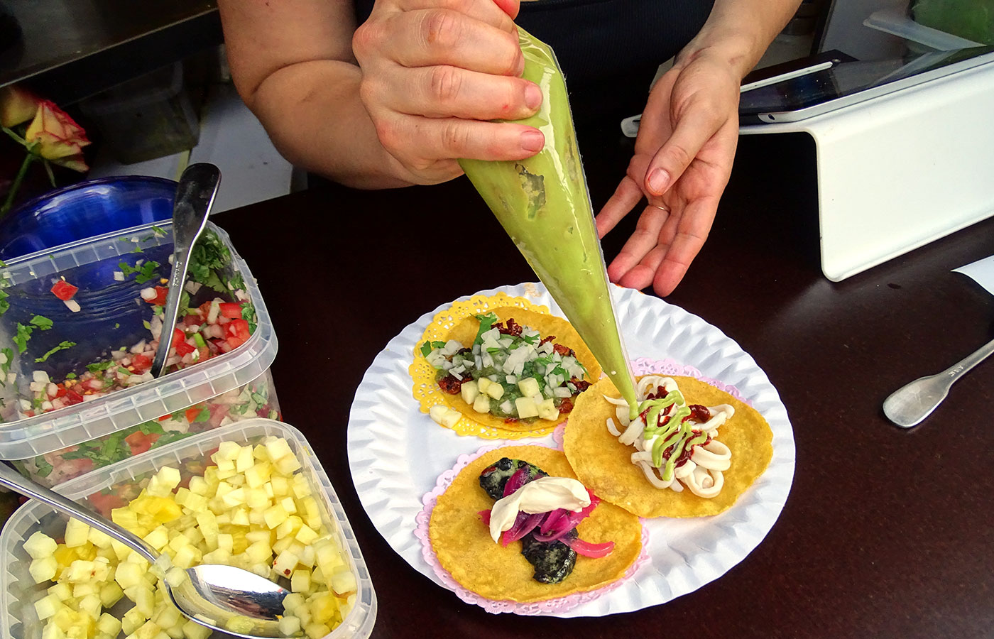 El Central: Elif verziert die Tacos