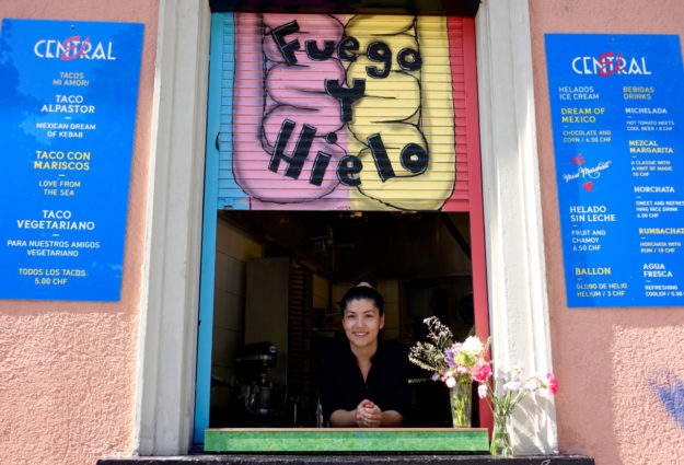 Miss Marshall in ihrem Pop-up Küchenfenster an der Ankerstrasse