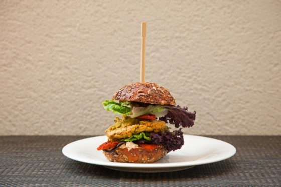 Mediterraner Veggie Burger von Alexandra mit Falafel