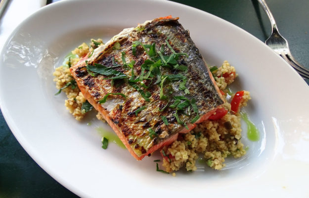 Restaurant Lotti: Bio-Lachs vom Grill mit Couscous