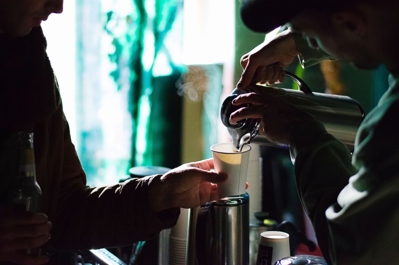 Espresso wird, anders als ein Filterkaffee in der Kanne, extra für den Gast zubereitet. Foto: unsplash