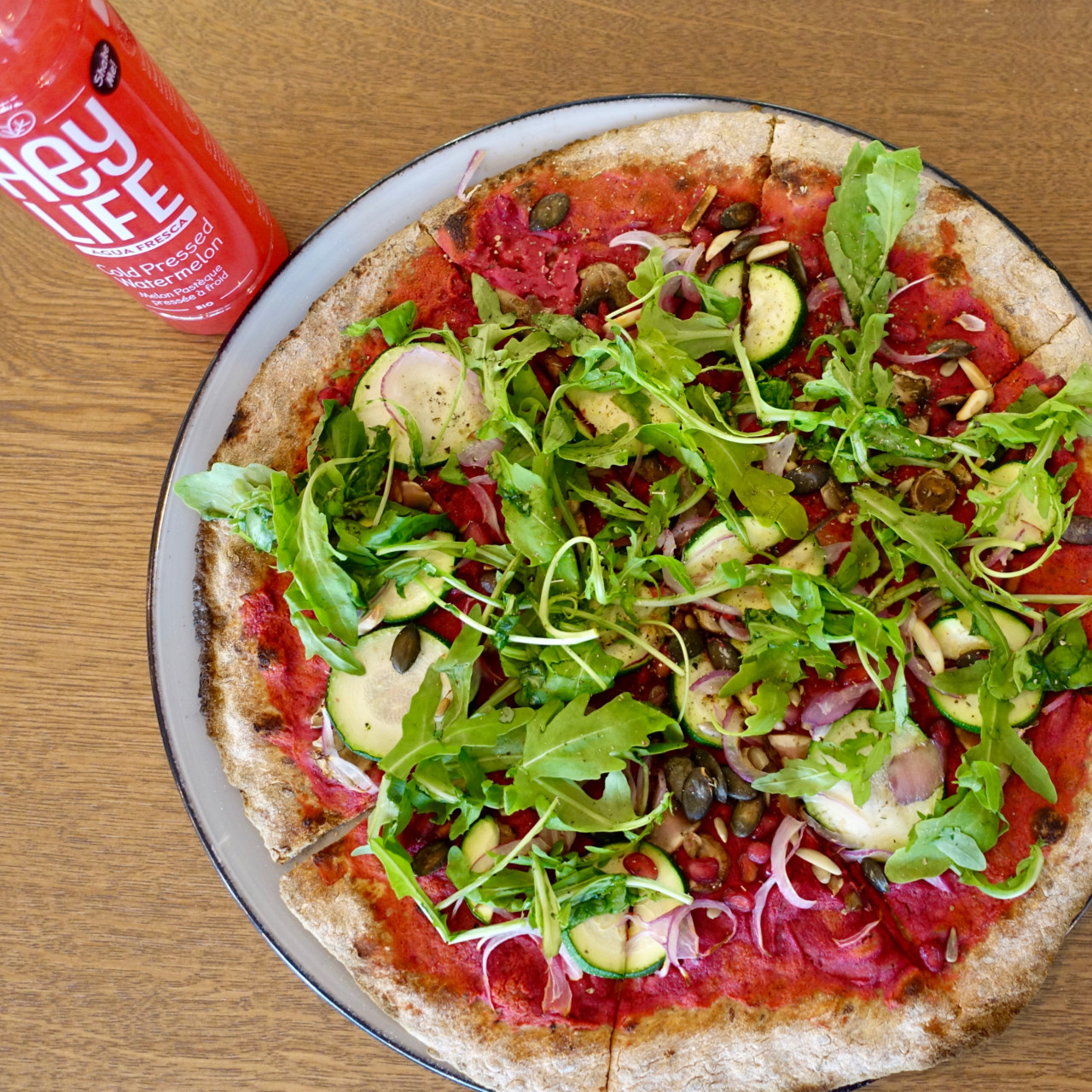 Die vegane #Foodporn-Pizza von Stripped Pizza. Zusammen mit dem frischen HeyLife-Juice ein ausgewogenes Zmittag.
