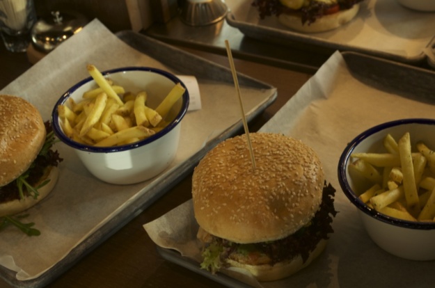 Lock In & Lock Out: Cheeseburger und Zürcher Pommes