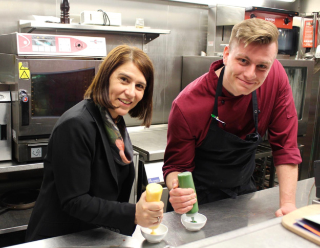 Esther Kern und Marcel Oesterreich kochen Leaf to Root im Gerolds Garten