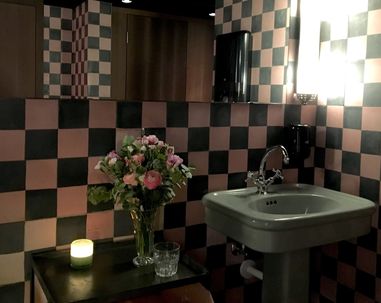 Farbig, romantisch, grosszügig - das gibt es selten in einer Restauranttoilette. Foto: Lunchgate/Simone