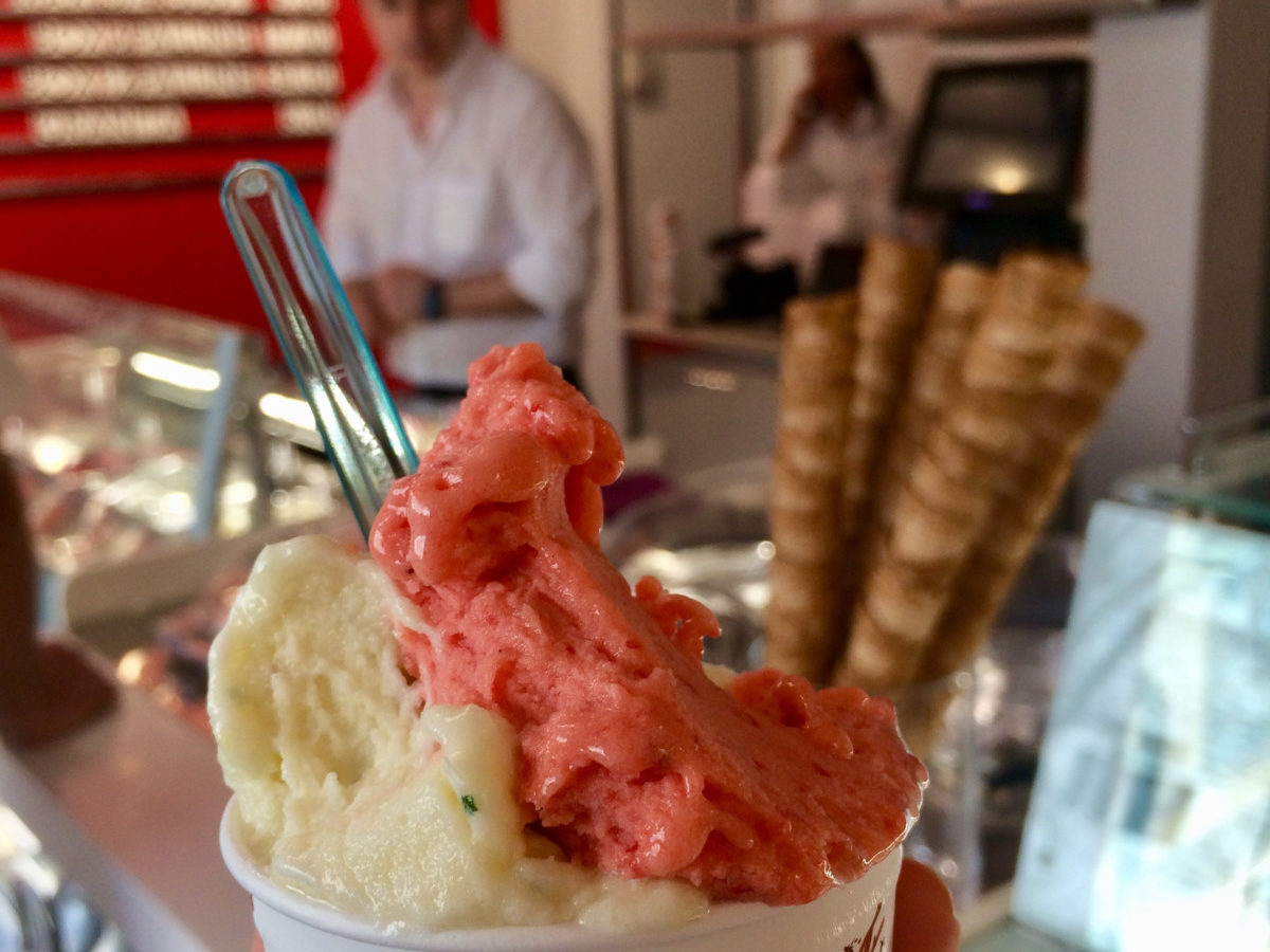 Die Sorbetti im Rosso Arancio sind genauso cremig wie die Gelati. Und soo frisch! Foto: Lunchgate/Anna Die Sorbetti im Rosso Arancio sind genauso cremig wie die Gelati. Und soo frisch! Foto: Lunchgate/Anna