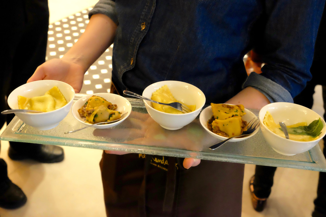 Zwei der Signature Pasta Gerichte von Küchenchef Wolfgang Galvis zum Probieren: Frische Agnolotti und Ravioli. Foto: Lunchgate/Anna Zwei der Signature Pasta Gerichte von Küchenchef Wolfgang Galvis zum Probieren: Frische Agnolotti und Ravioli. Foto: Lunchgate/Anna
