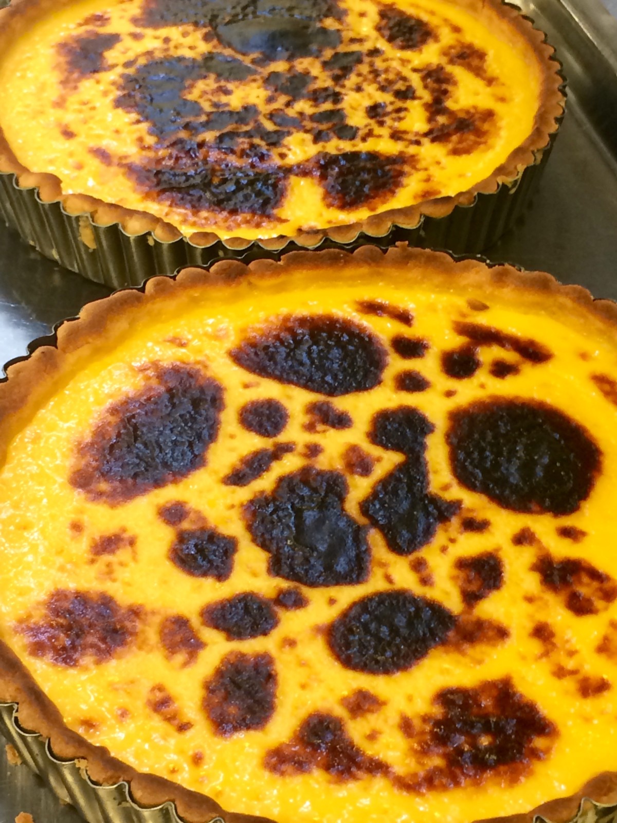 In jeder Amalfi Lemon Tarte stecken 4 frische Zitronen, und das Signature-Dessert vergeht förmlich auf der Zunge. Ein Must-Try! In jeder Amalfi Lemon Tarte stecken 4 frische Zitronen, und das Signature-Dessert vergeht förmlich auf der Zunge. Ein Must-Try!