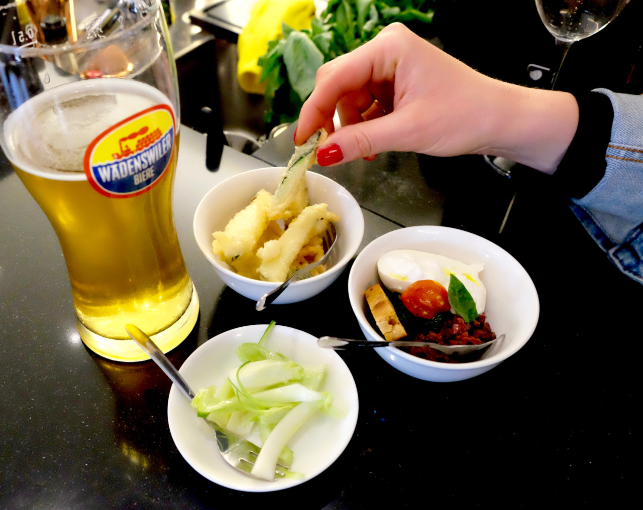 Feine Häppchen: Luftig frittierte Zucchini, knackiges Fenchelgemüse und cremige Burrata auf Krautstiel und Taggiasche Oliven. Und dazu gibt's hier frischgezapftes Wädibrau! Feine Häppchen: Luftig frittierte Zucchini, knackiges Fenchelgemüse und cremige Burrata auf Krautstiel und Taggiasche Oliven. Und dazu gibt's hier frischgezapftes Wädibrau!