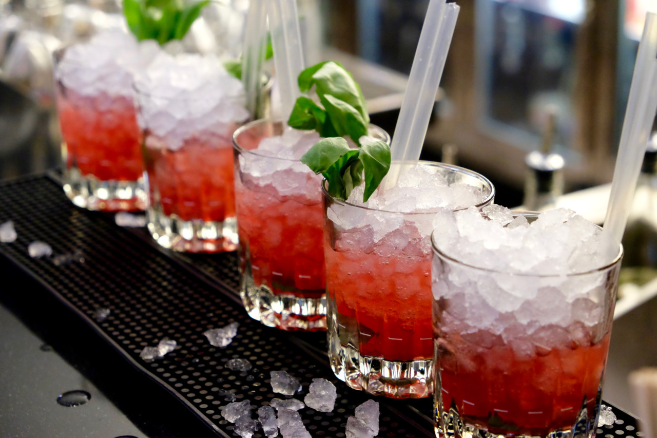 Place to be für deinen Afterwork-Apéro: An der Bar im neuen Theo Randall's kriegst Du auch feine Cocktails! Foto: Lunchgate/Anna Place to be für deinen Afterwork-Apéro: An der Bar im neuen Theo Randall's kriegst Du auch feine Cocktails! Foto: Lunchgate/Anna