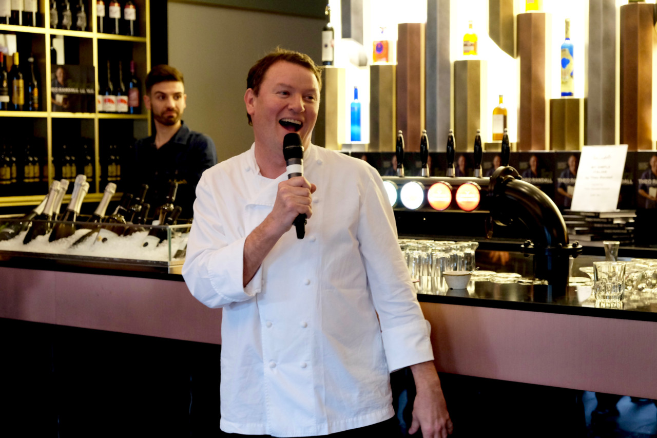 Theo Randall begrüsst seine Gäste am grossen Opening der Theo Randall's Italian Kitchen im Crowne Plaza Hotel. Foto: Lunchgate/Anna Theo Randall ist überglücklich, uns zur Neueröffnung seiner ersten Schweizer Italian Kitchen im Crowne Plaza begrüssen zu können. Foto: Lunchgate/Anna