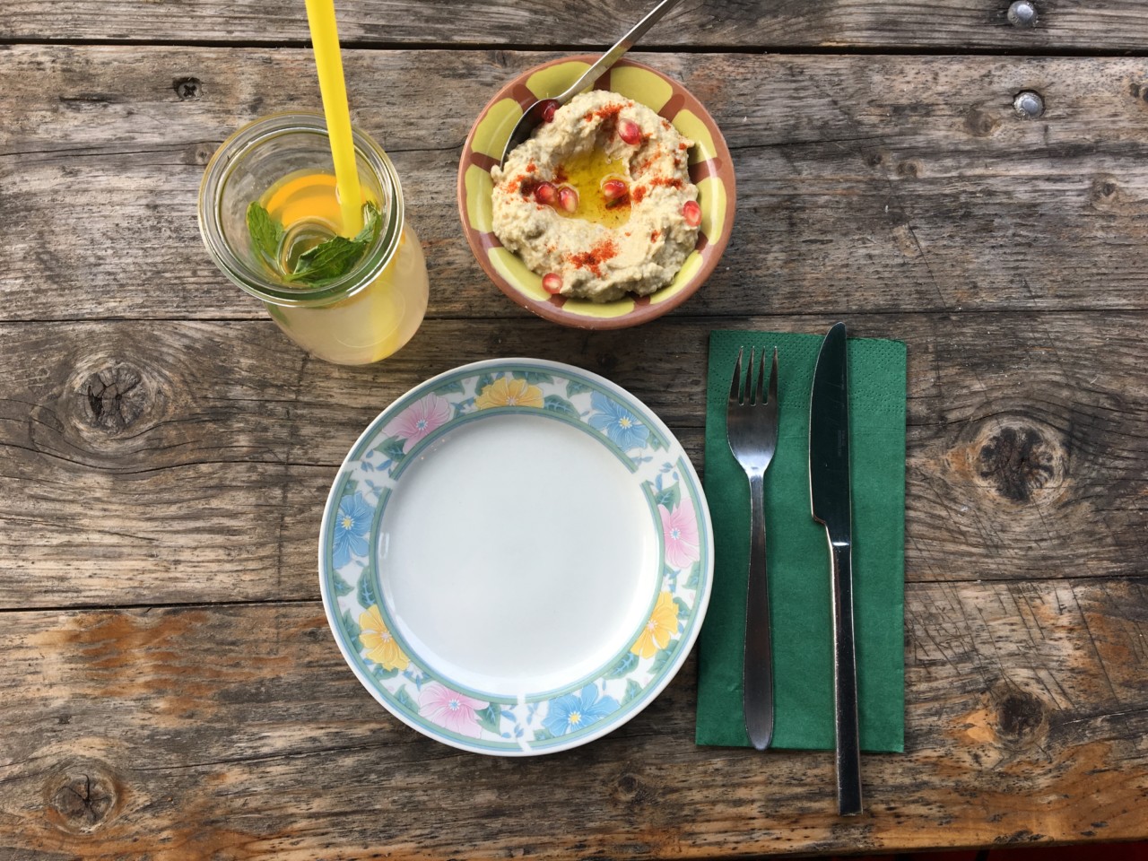 Hummus ist perfekt zum Teilen. Etwas anders siehts mit klassischen europäischen Gerichten aus. Foto: Lunchgate/Simone