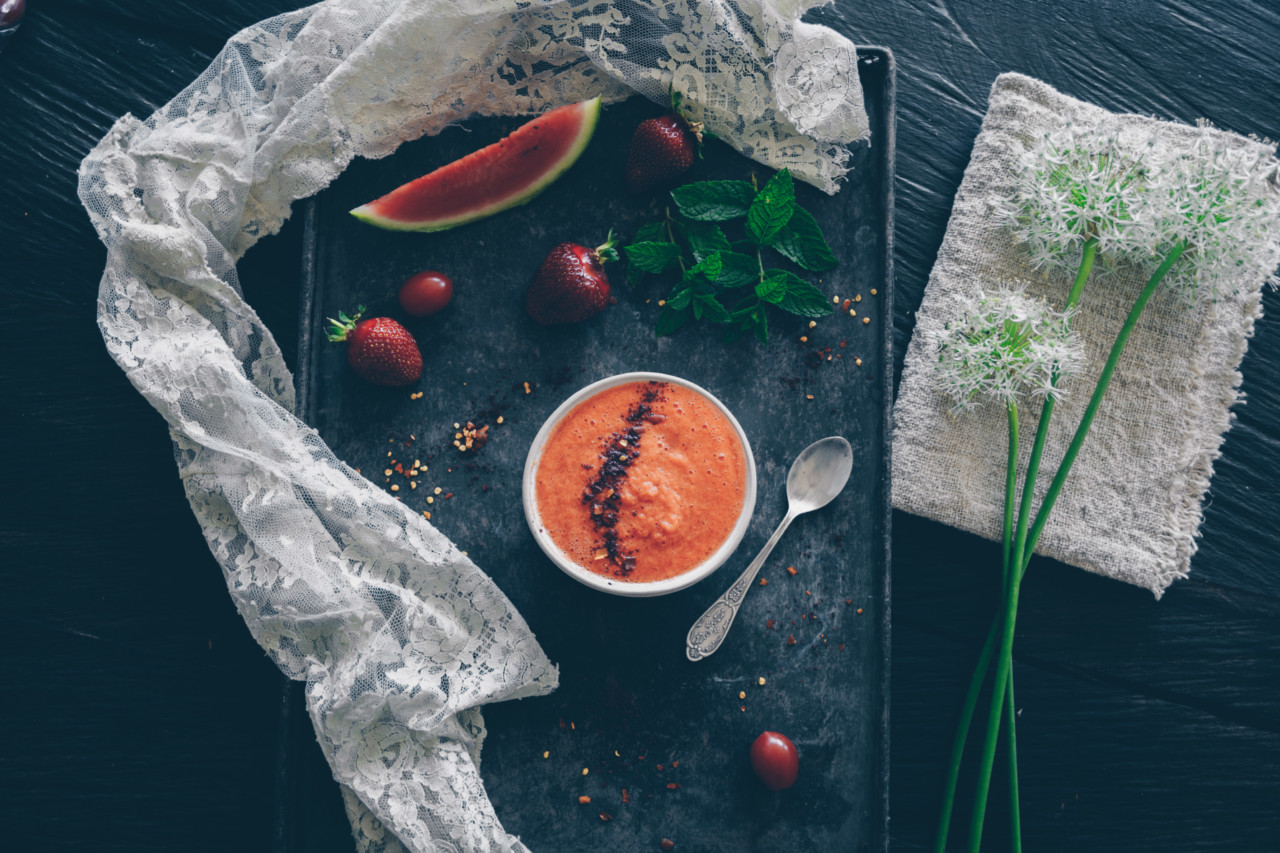 Die Gazpacho mit Wassermelone und Erdbeeren fängt den Geschmack des Sommers ein.