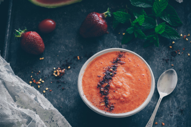 Sommerliche Gazpacho mit Wassermelone und Erdbeeren Sommerliche Gazpacho mit Wassermelone und Erdbeeren