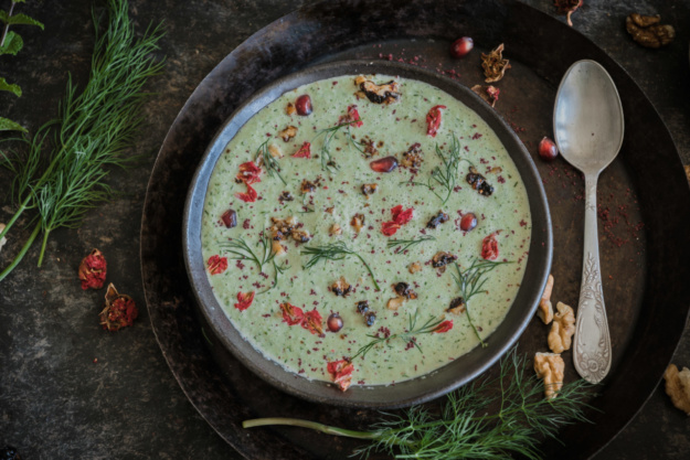 Diese kalte Gurkensuppe ist die perfekte Sommermahlzeit. Diese kalte Gurkensuppe ist die perfekte Sommermahlzeit.