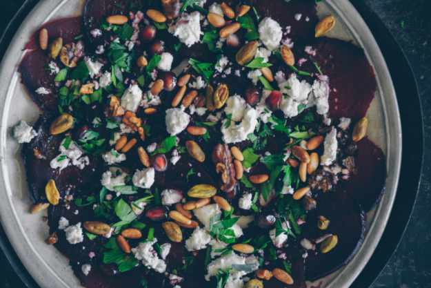 Naomis Randensalat mit gerösteten Nüssen und Feta.