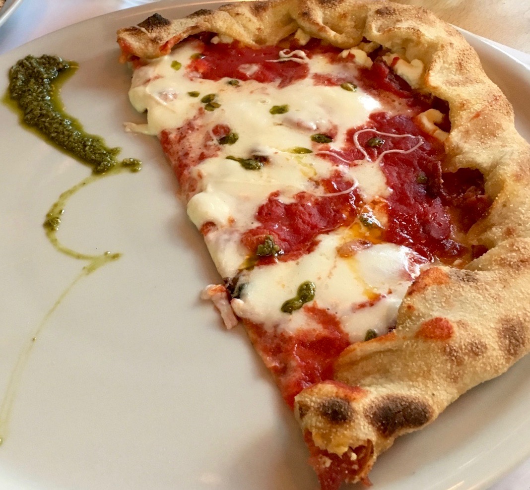 Knusprig und luftig: Die Pizzas vom Neapolitaner Roberto Martino. Foto: Lunchgate/Anna