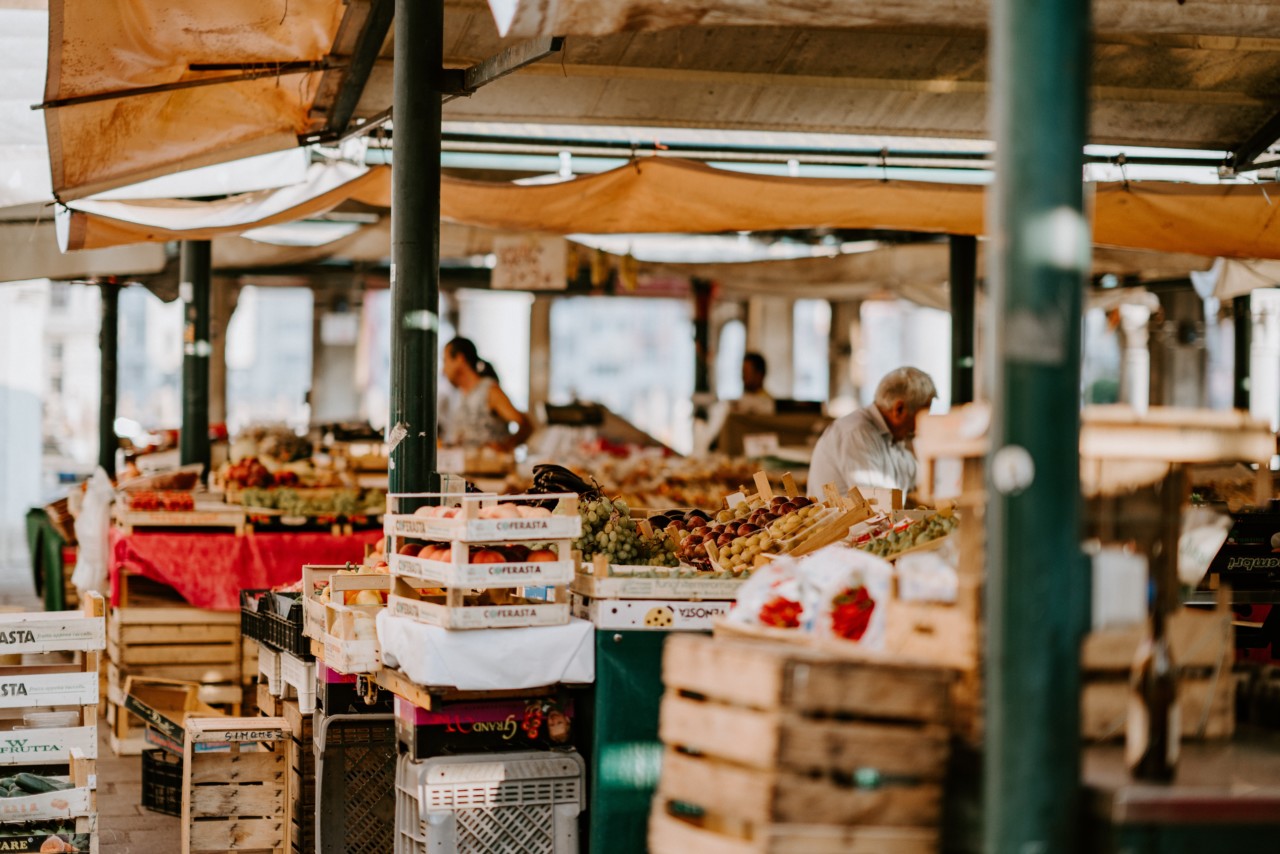 Der Markt ist der Ort, wo sich Bauern und Spitzenköche treffen und darum eine unerschöpfliche Quelle für Stories. Foto: unsplash