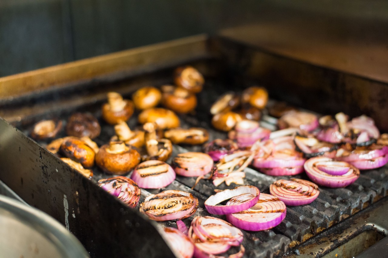 Zwiebeln auf dem Grill sind ein natürlicher reiniger. Foto: Mike Fox/Unslpash