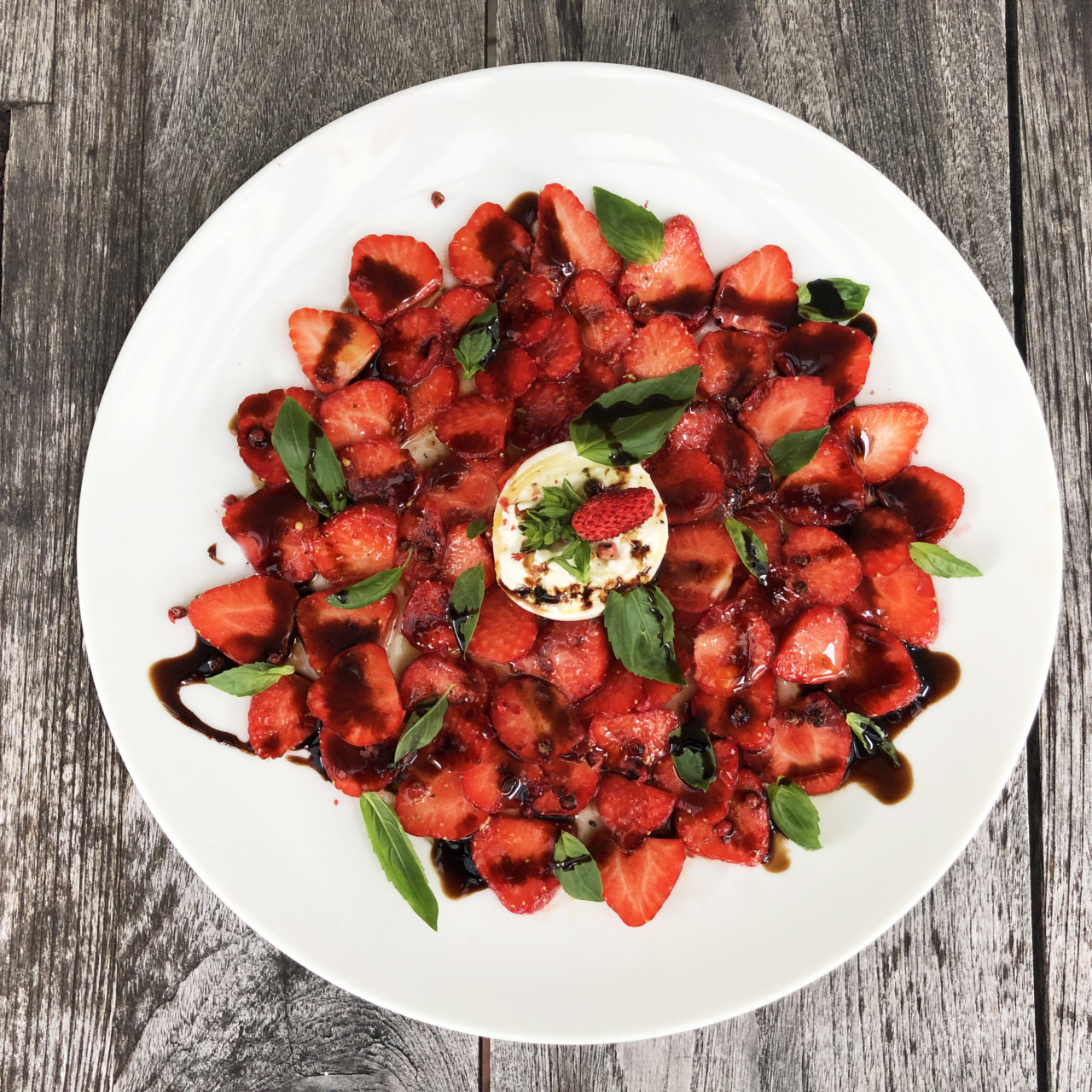[Rezept] Erdbeercarpaccio mit Burrata und rosa Pfeffer - Lunchgate Insider