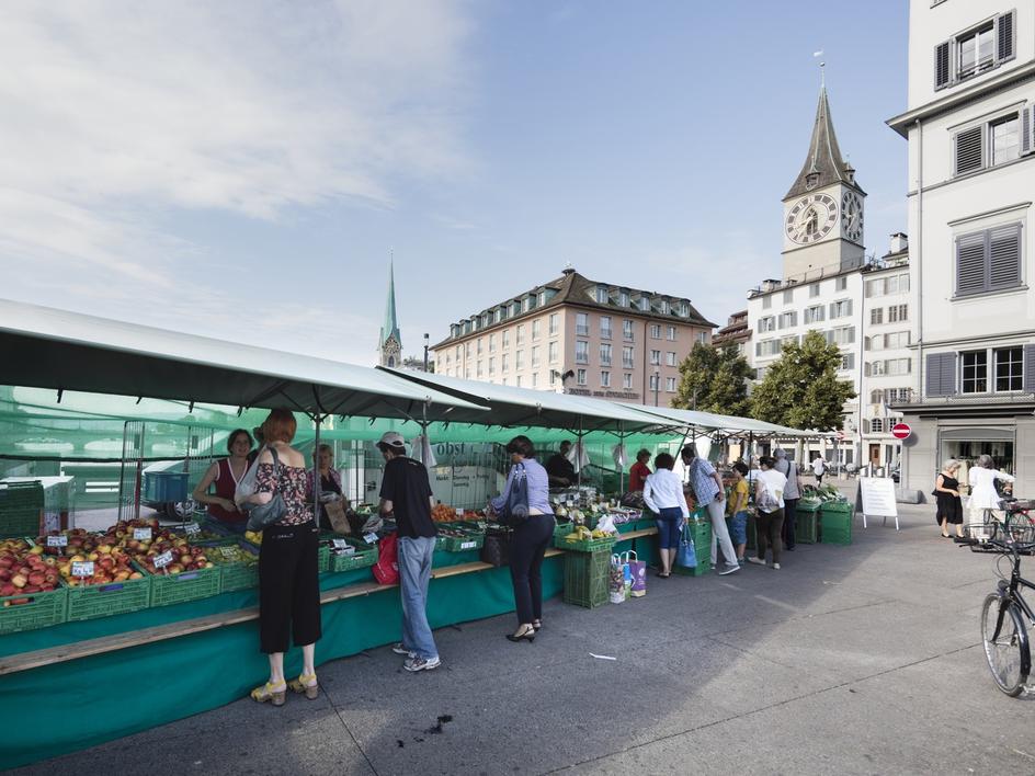 Einkaufen mit Aussicht: Wochenmarkt auf der Rathausbrücke.