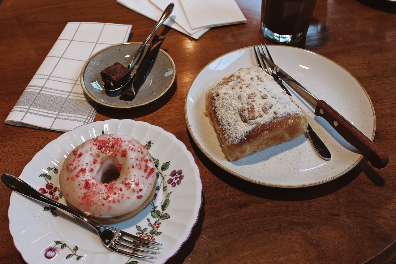 Himbeer-Donut und Dampfnudel: Süss, süsser, Kafi Sprössling! Foto: Lunchgate/Selina