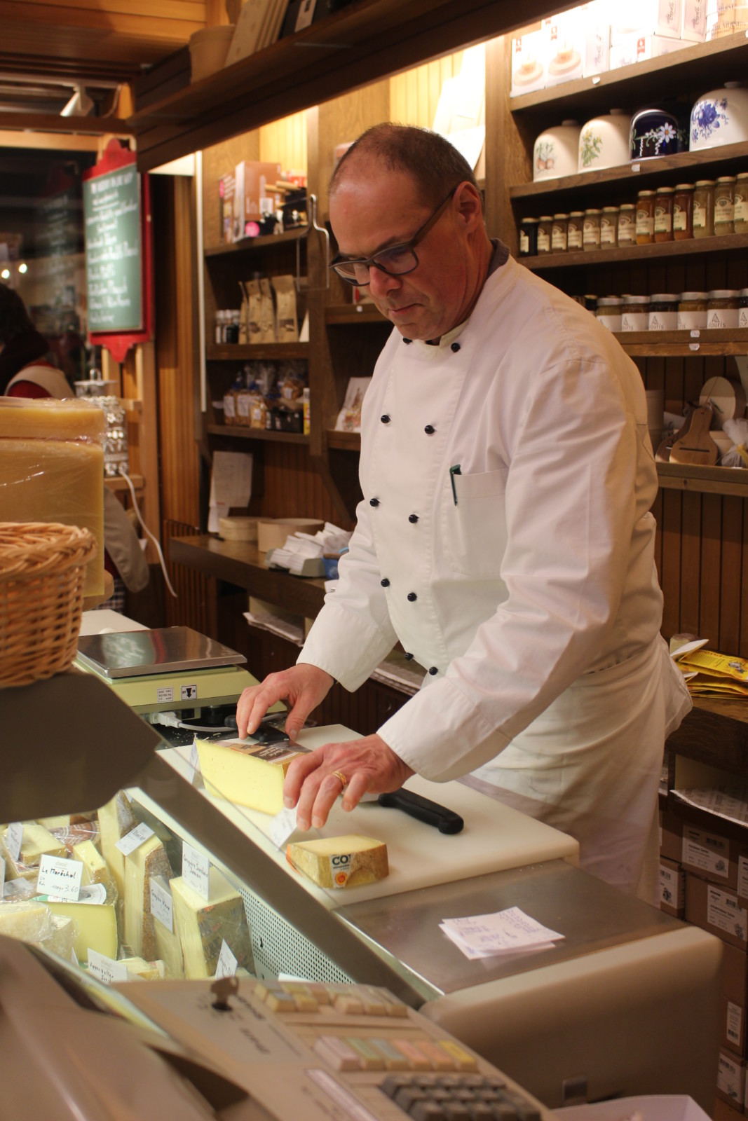 IMG_9816 Käsemeister Jean-Pierre Jause in seinem Geschäft am Spalenberg