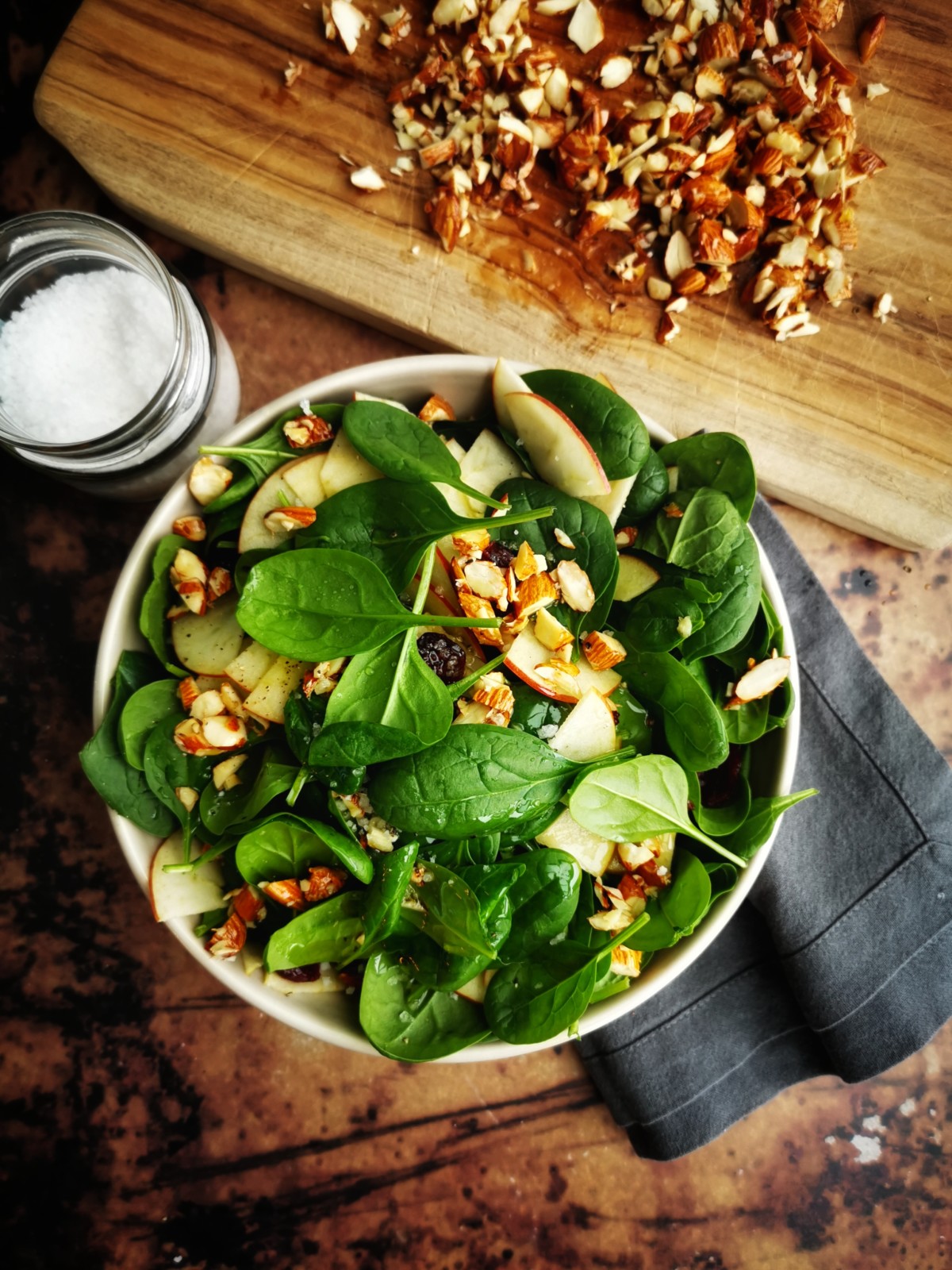 Spinat Salat mit Mandel Crunch [Rezept] - Lunchgate Insider