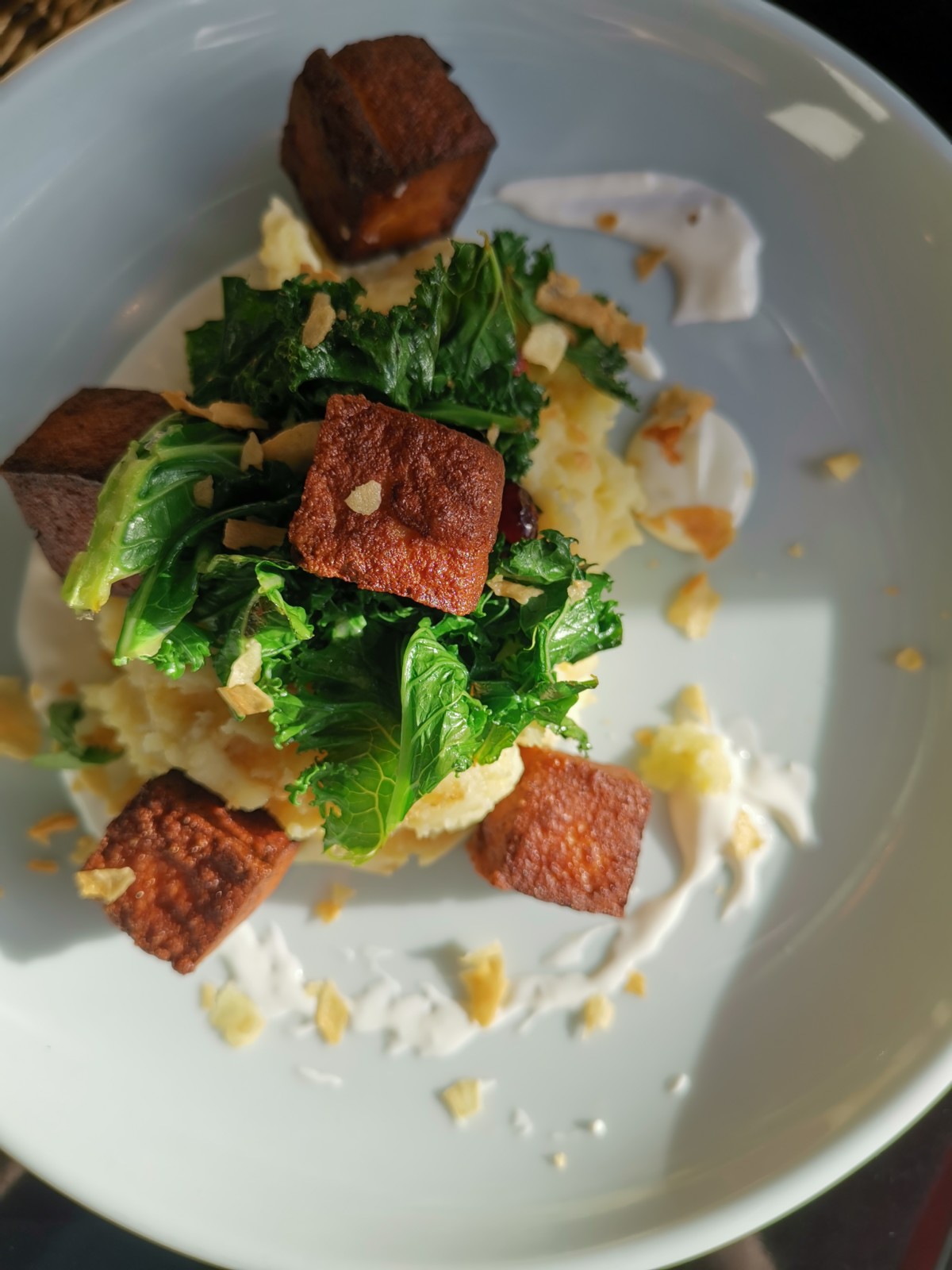Tofu mit Kartoffelstampf und Federkohl. Foto: Max/Lunchgate