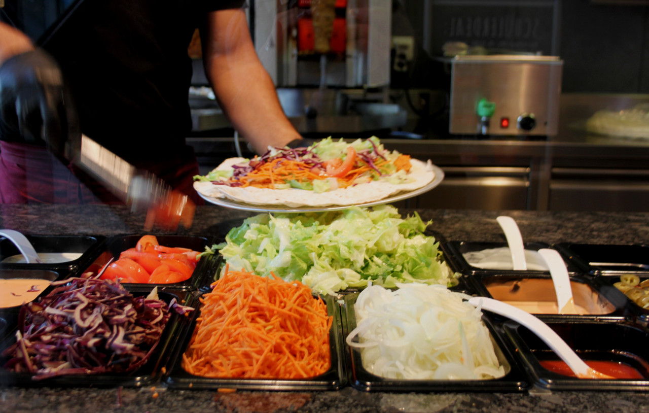 Frisch, farbig und gesund. Die Bulgurmasse wird belegt. Foto: Lunchgate/Selina