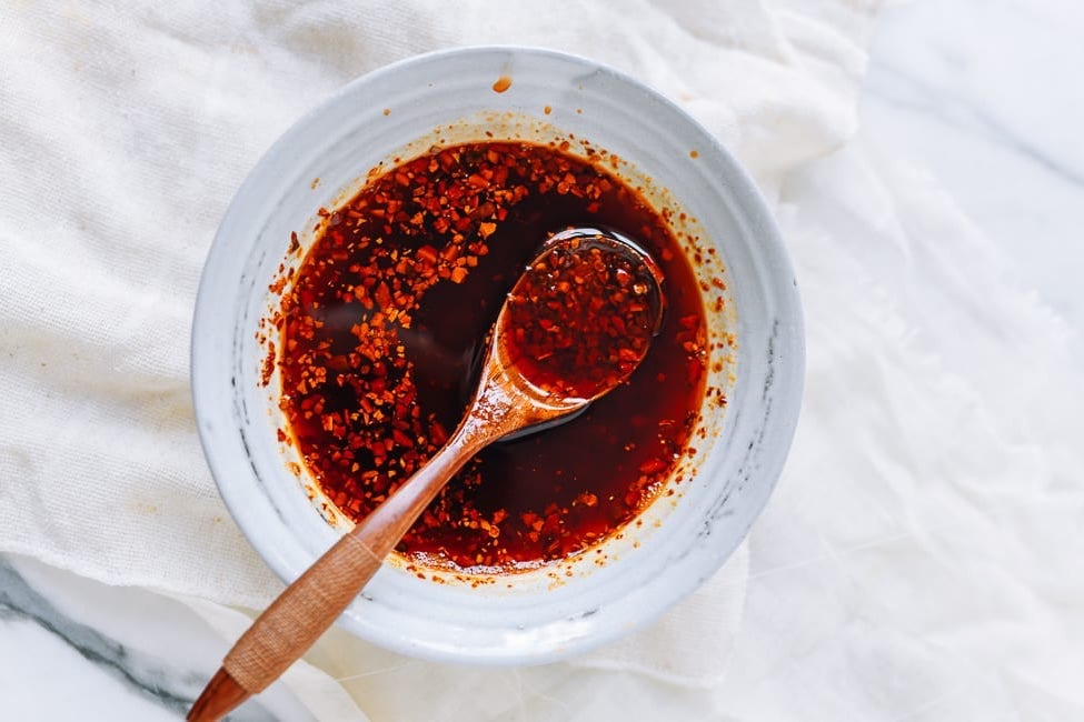 Egal ob Sriracha, Tabasco, Chili-Sauce – sie alle können abziehen gegen selbstgemachtes Peperoncino-Öl! Foto: thewoksoflife.com